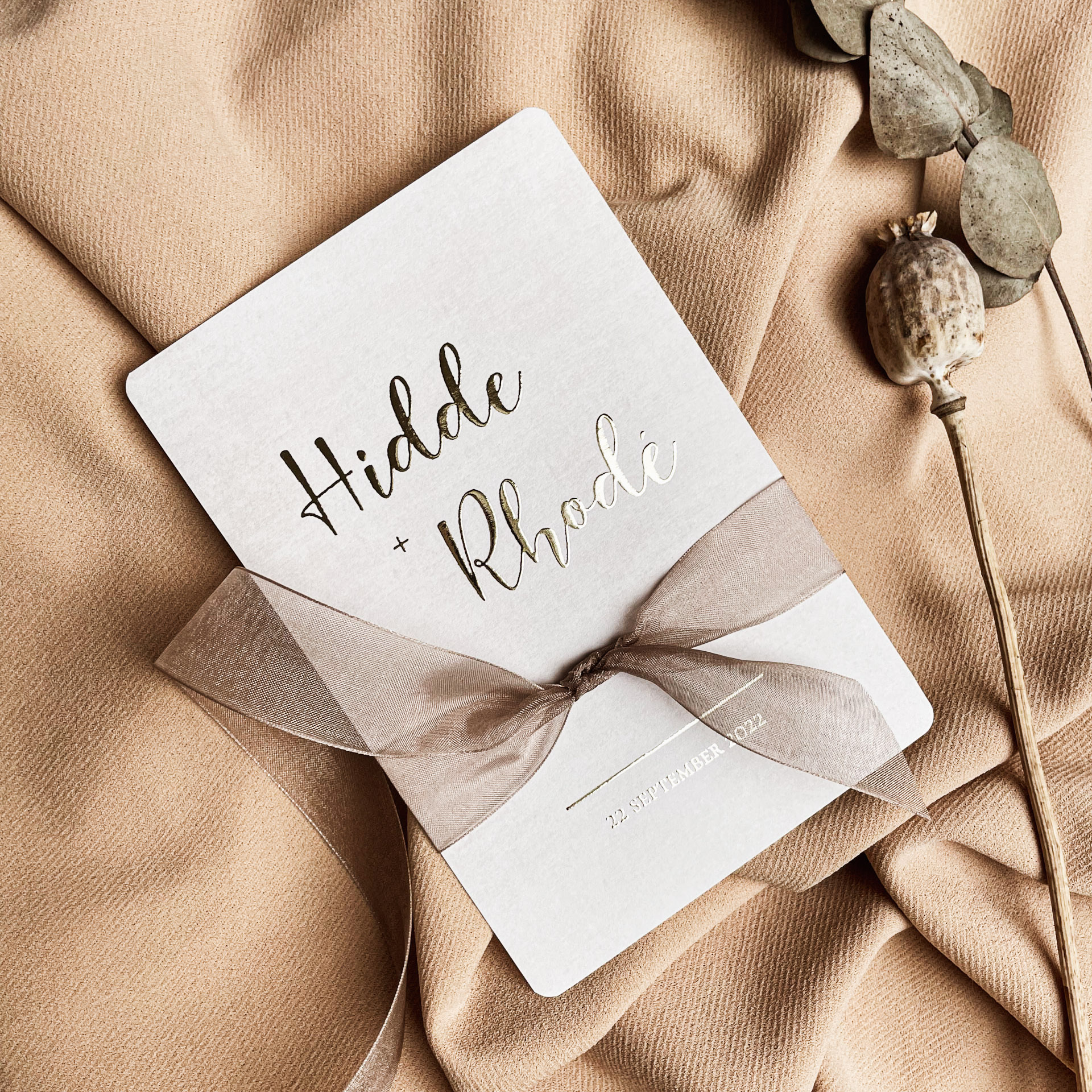Zandkleur minimalistische linnenlook trouwkaart
