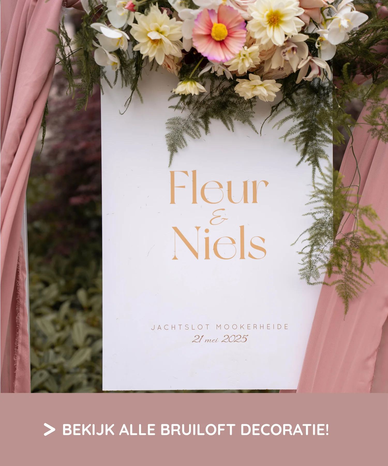 foto van een welkomstbord, met bloemen eromheen.