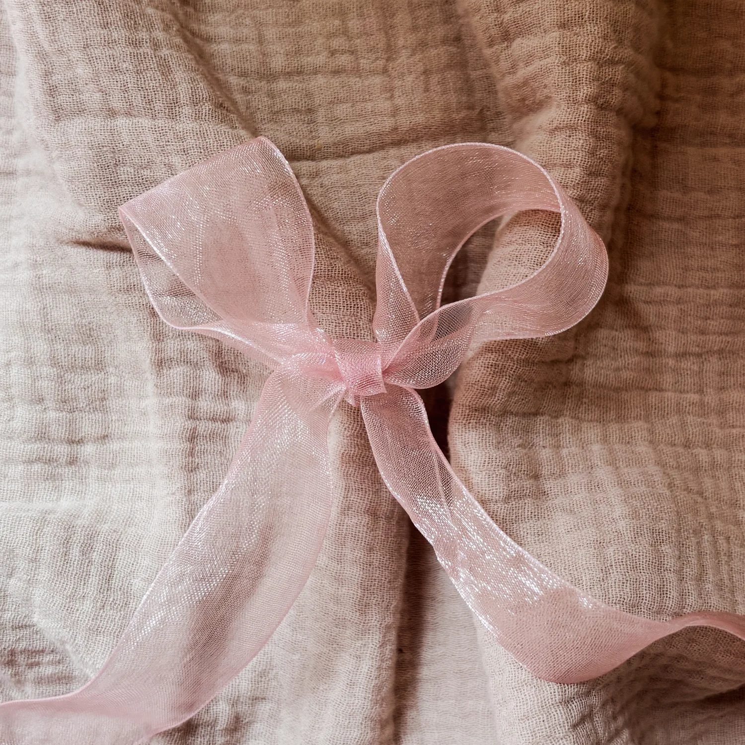 organza roze lintje om jouw trouwkaart of geboortekaart extra speciaal te maken
