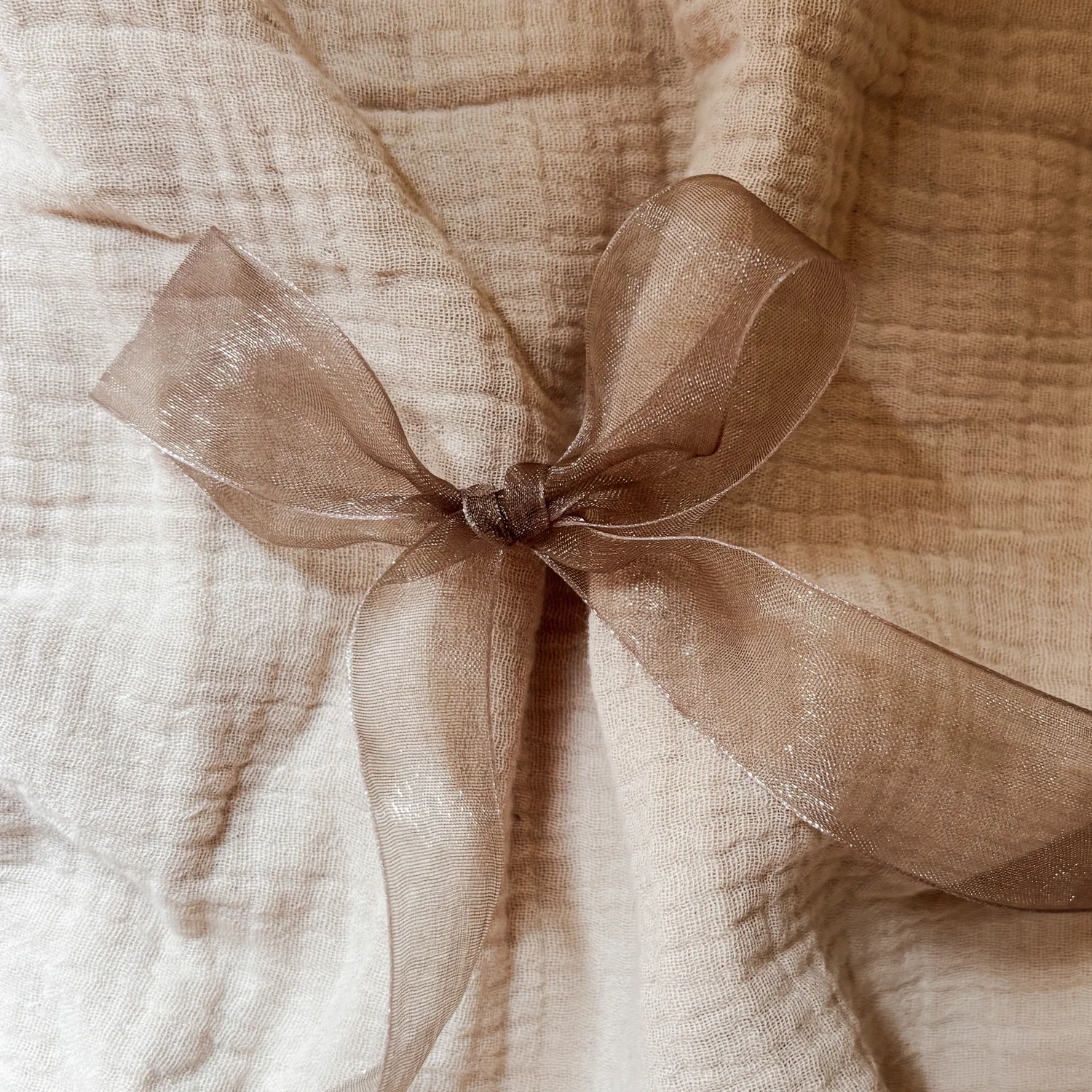 organza taupe lint om jouw trouwkaart of geboortekaart extra speciaal te maken
