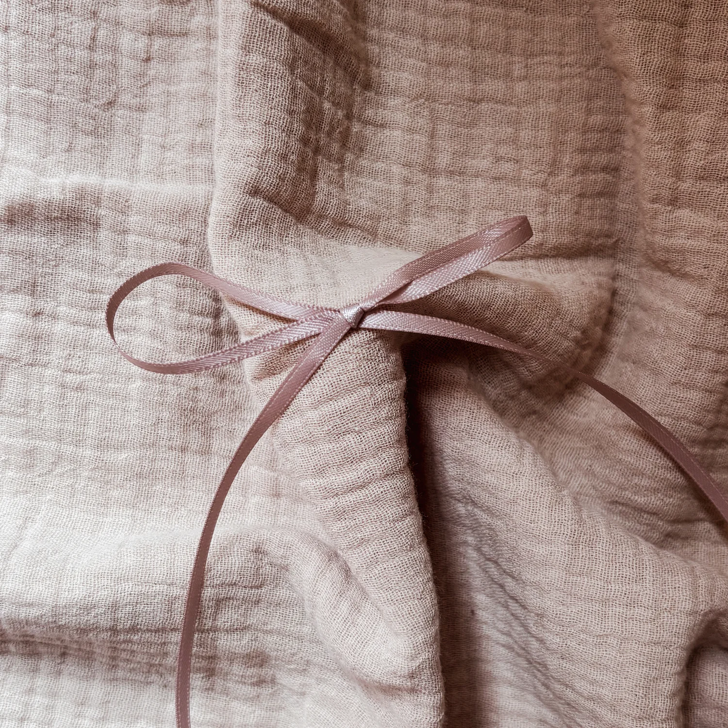 Smal organza taupe lint van 3 mm om jouw trouwkaart of geboortekaart speciaal te maken