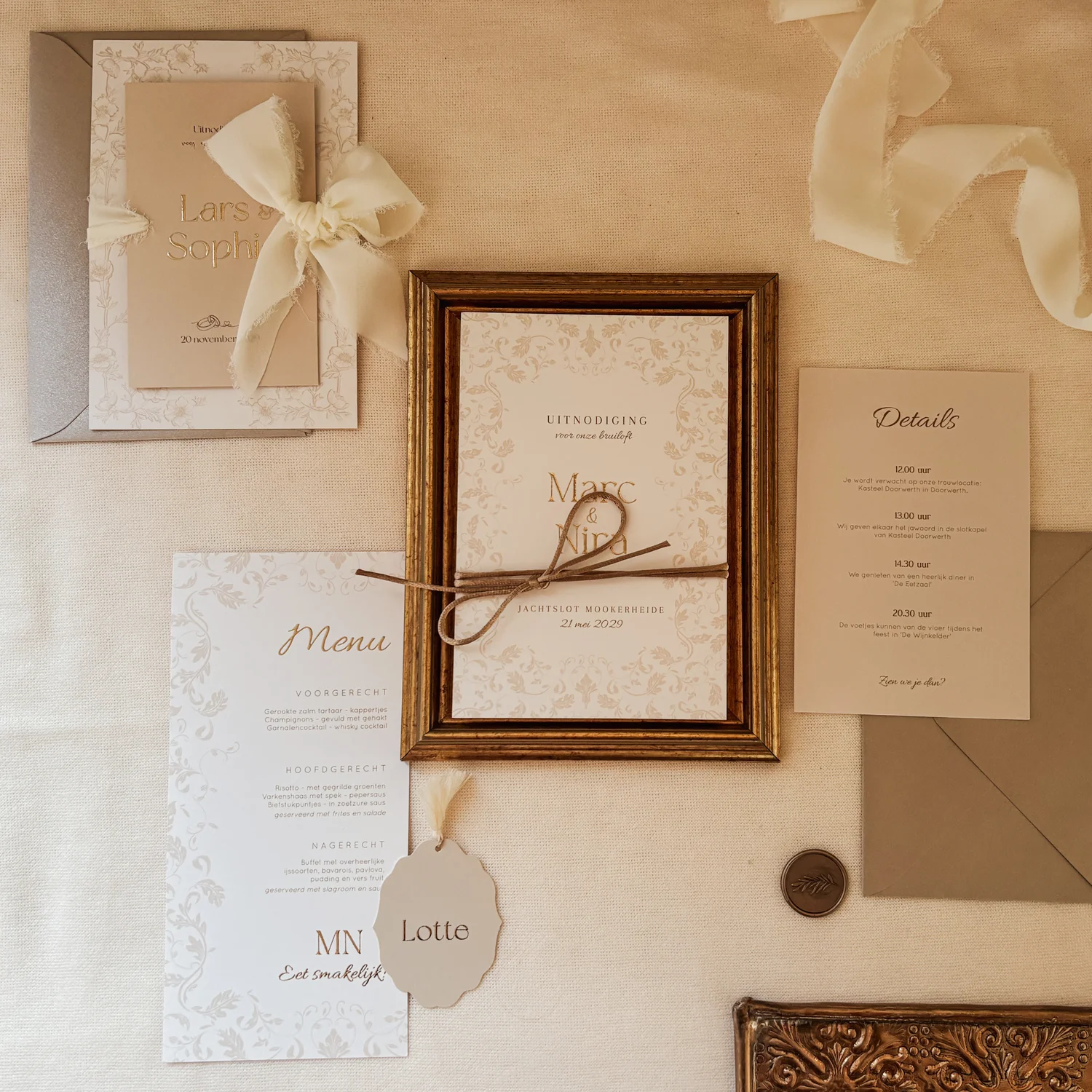 Trouwhuisstijl met klassieke ornamenten en goudfolie
