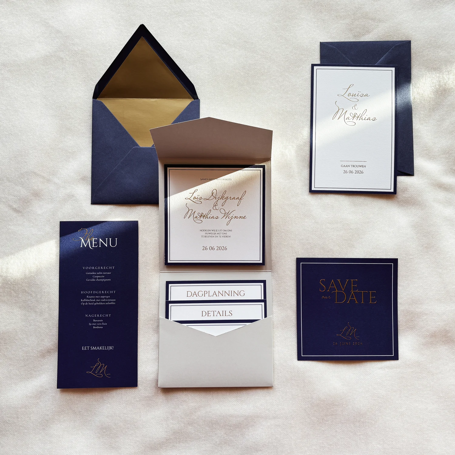 Chique blauwe trouwhuisstijl met pocketfold 