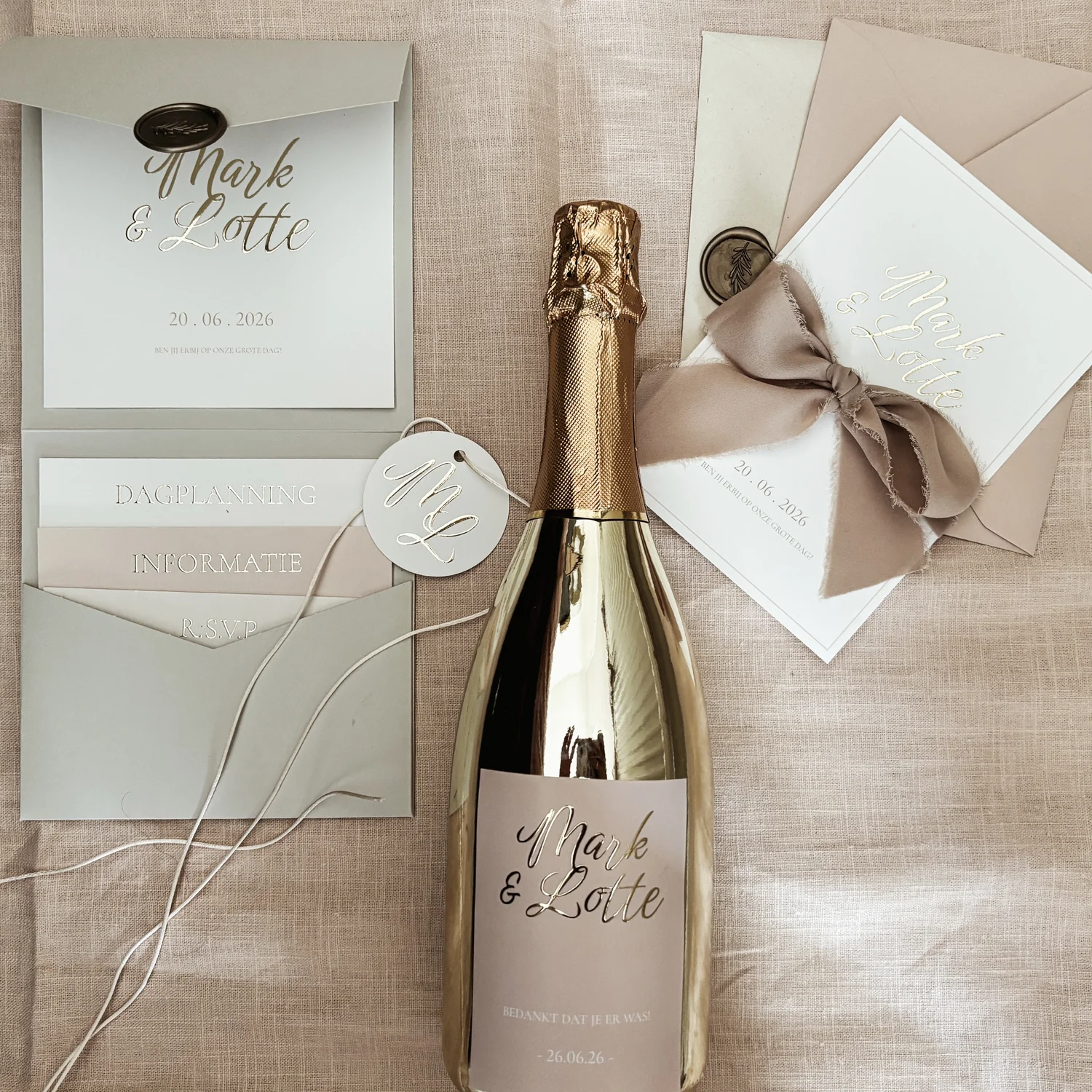 Trouwhuisstijl met roze, wit en goud