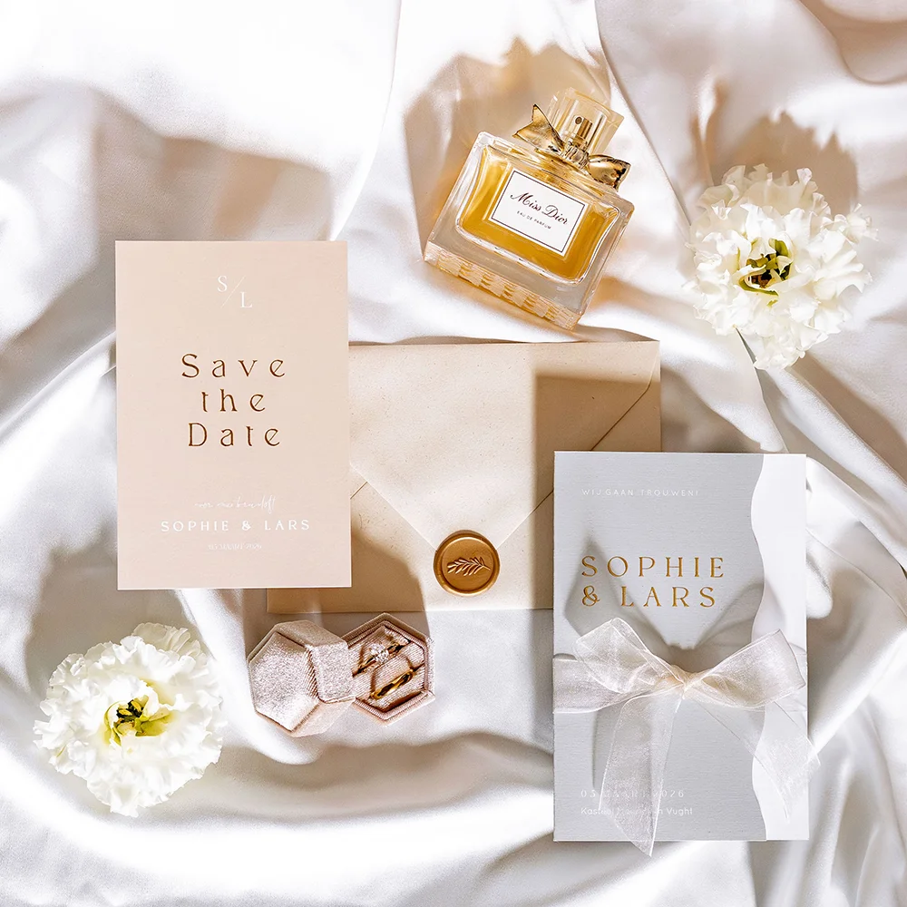 trouwhuisstijl met lichtgroen en golvende randen. Chique stationery met goudfolie.