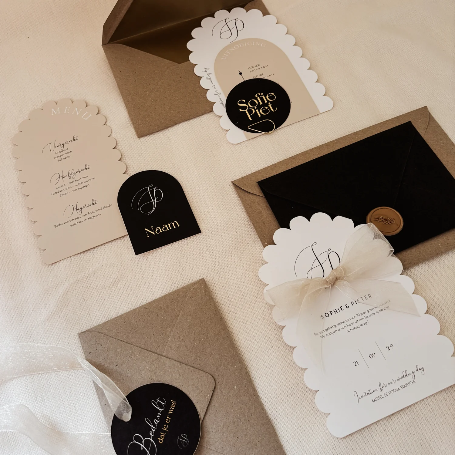 Prachtige trouwkaart met stationery in wit met beige en zwart. 