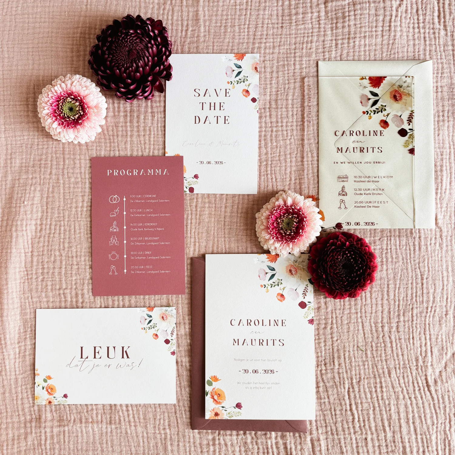 Trouwhuisstijl met vrolijke bloemen in verschillende kleuren.